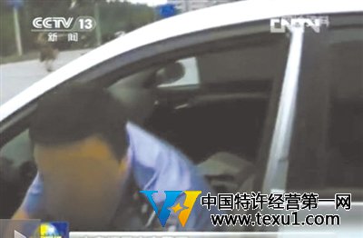 一交警知法違法，駕駛無牌車上路被查處。央視截屏