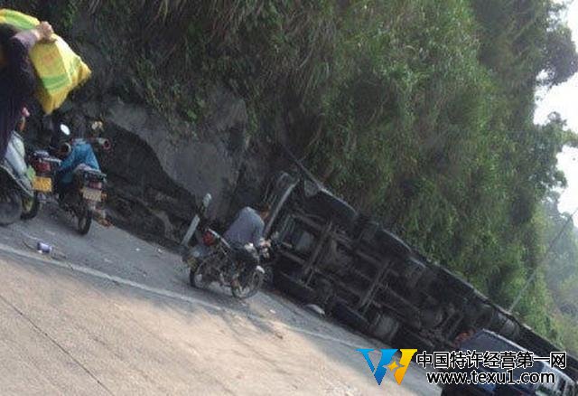 貨車在福建側翻2000件酸奶遭哄搶 市民稱不搶是傻子