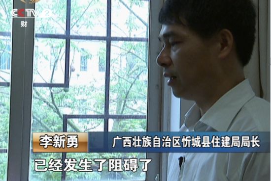 住建局局長李新勇表示橫在新老城區之間的收費站 對于城市建設來說是一個阻礙。