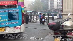 洛陽男子闖紅燈被公交撞死 家屬抱遺照堵車站